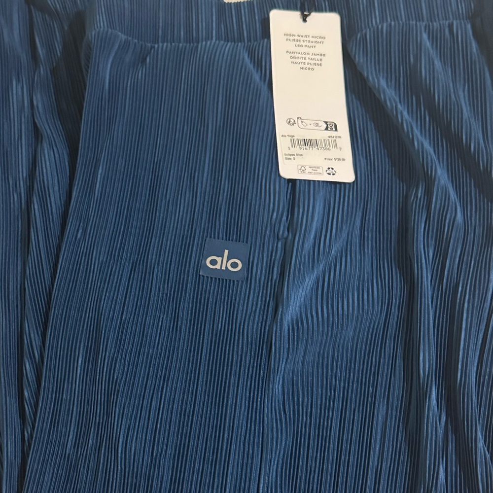 ALO YOGA High-Waist Micro Plisse Straight Leg Pant
NWT Eclipse Blue | S - Picture 5 of 8